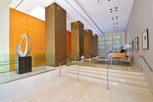 Building Photo - Beautiful upgraded condo Downtown w/ Washe...