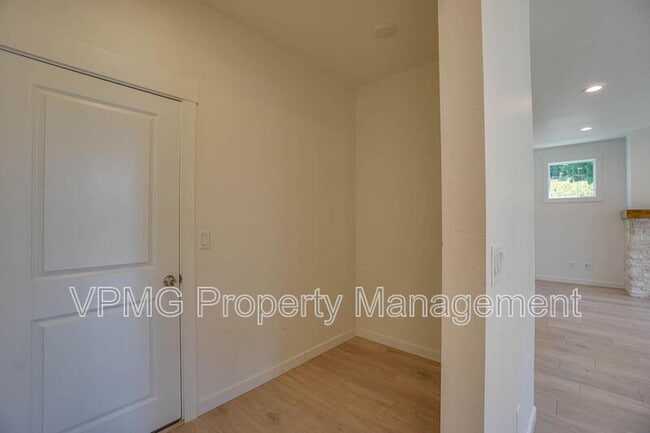 Building Photo - 935 SE 36th St