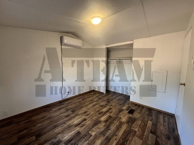 Building Photo - Cozy 2-bedroom, 1.5-bathroom home