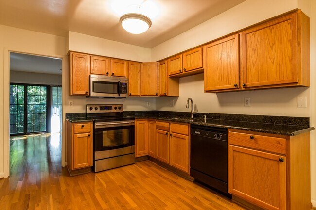 Building Photo - Beautiful 3 Bed 3.5 Bath Brick Interior To...