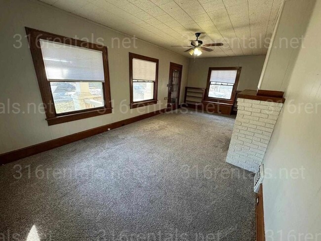 Building Photo - $1,095 - 2 bedroom / 1 bathroom - Single F...