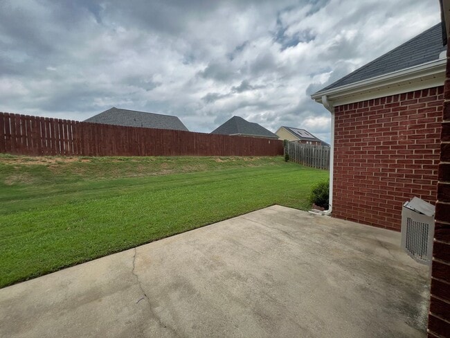 Building Photo - 4858 Somerset Dr