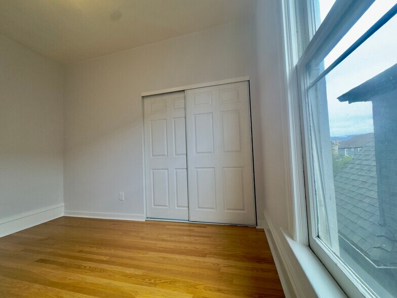 Building Photo - 716 37th St