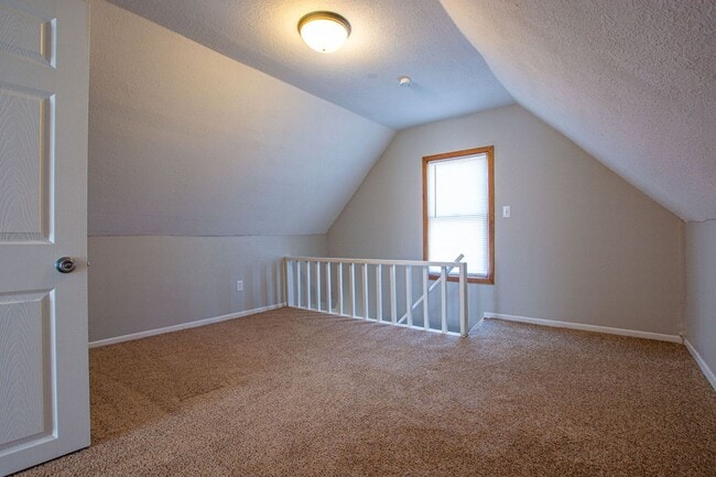 Building Photo - Spacious and CLEAN 2 Bedroom / 1 Bath Home...
