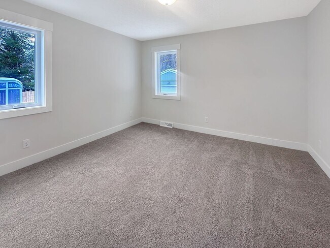 Building Photo - 860 Houseman Ave NE