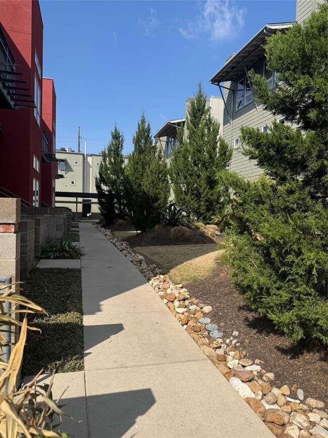 Building Photo - 1601 E 5th St.