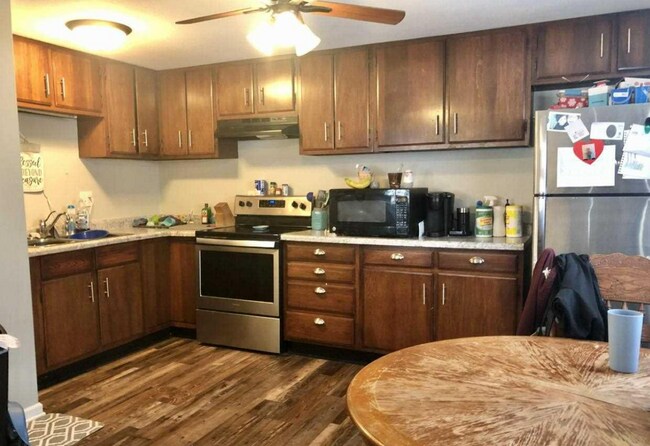 Building Photo - 221 E Jackson St