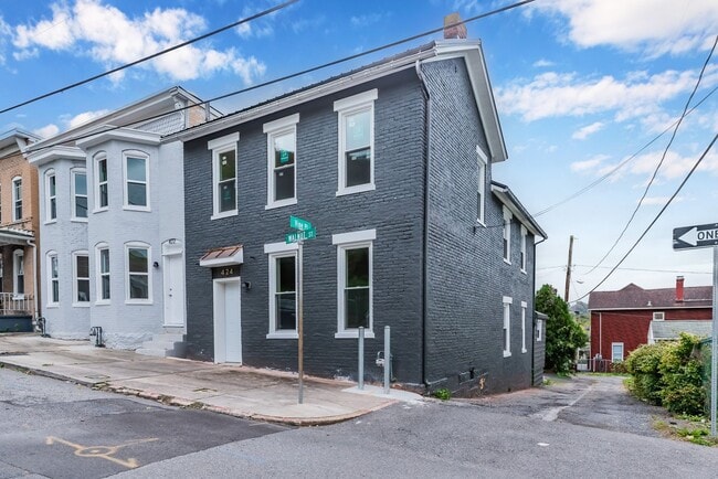 Building Photo - OPEN HOUSE –Thursday, June 5 fom 10:00 AM ...