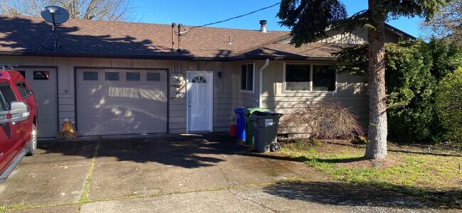 Building Photo - Clinton Dr