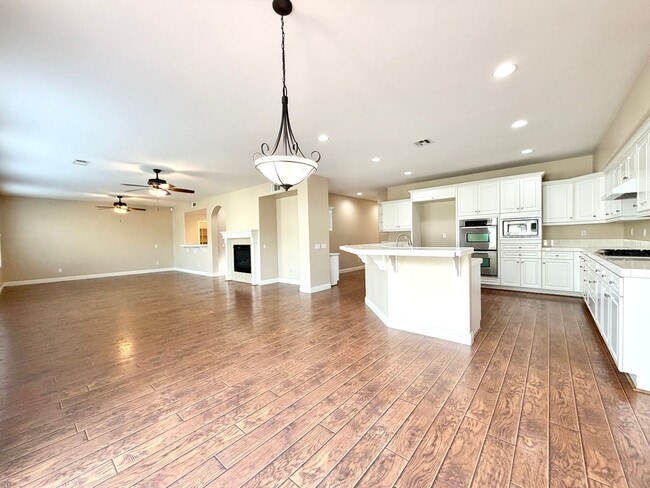 Building Photo - Spacious 5 Bedroom Wolf Creek Home with Balcony, Loft & Secondary Kitchen