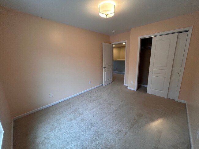 Building Photo - Amazing 3BR Townhome in The Pines at Charleston Park!
