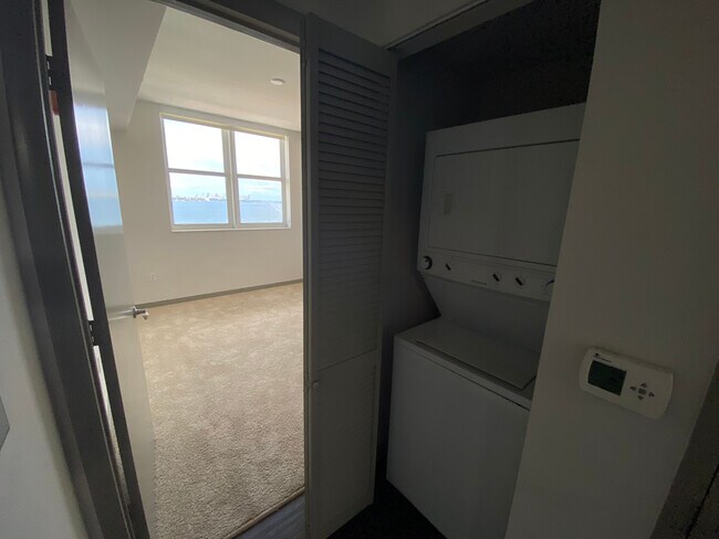 Building Photo - 7951 NE Bayshore Ct