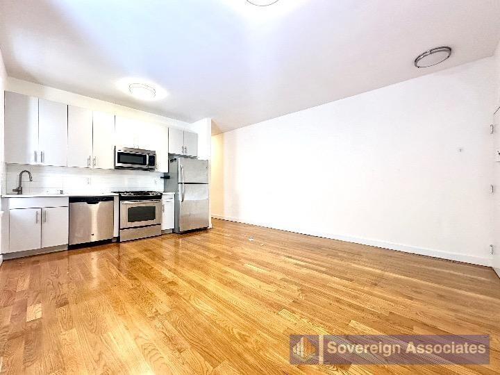 Building Photo - 607 W 137th St