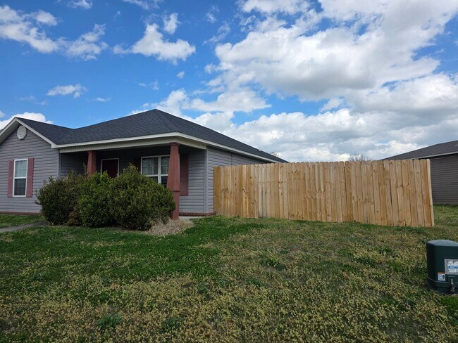 Building Photo - Nice 3 bedroom in west Fayetteville