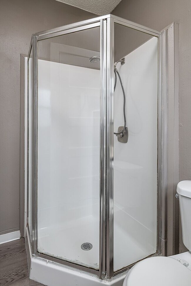 Building Photo - Charming Newly Updated Spacious 1 Bed! Sec...