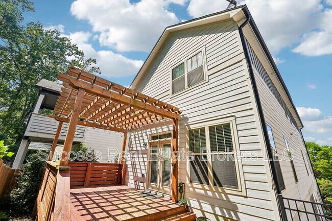 Building Photo - 1231 Ridenour Ln
