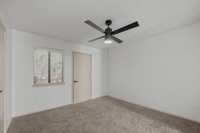 Building Photo - Little Creek Apartments – Your Ideal Home in Cedar Hill, TX!