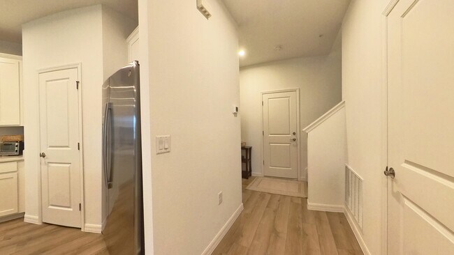 Building Photo - 554 Orient Ave