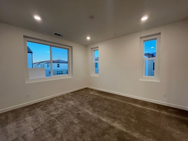 Building Photo - Welcome to modern living in the sought-after Rancho Peñasquitos neighborhood!