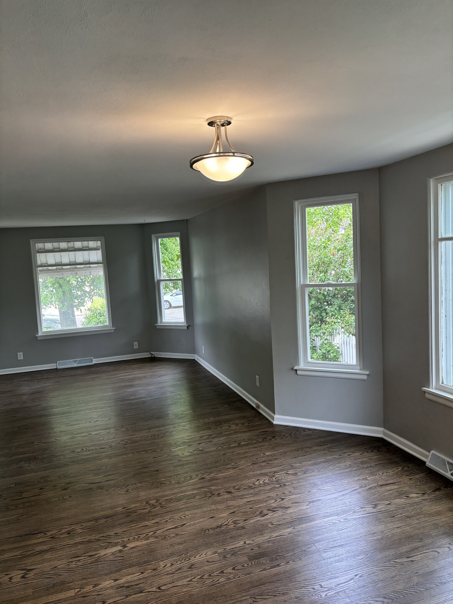 Living and diningrm - 6015 5th Ave