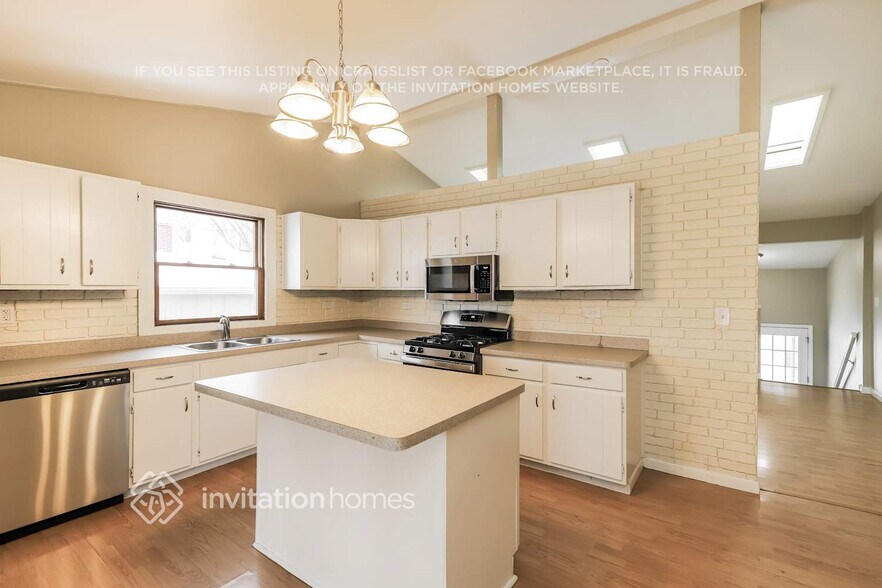 Building Photo - 42 Holly Dr