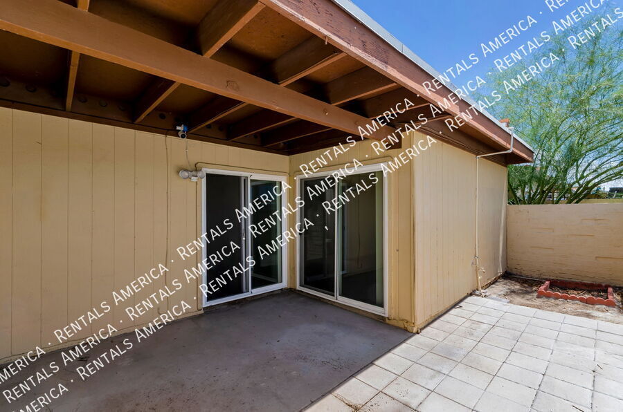 Building Photo - 1816 E Iowa St
