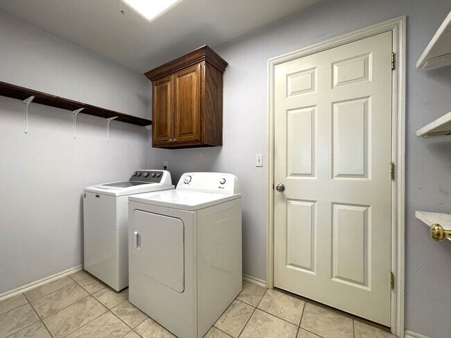 Building Photo - Charming Home in Del City!