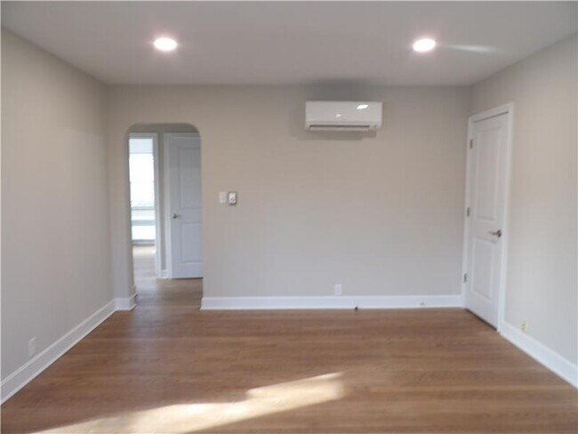 Building Photo - 215 S Ft Thomas Ave