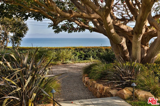 Building Photo - 29225 Cliffside Dr