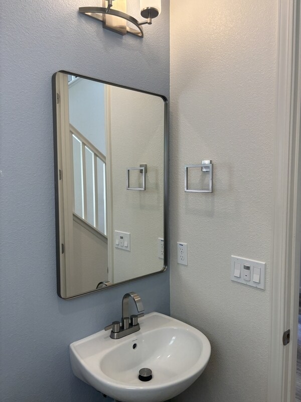 Building Photo - 5558 Kennedy Pl