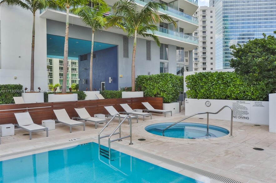 Building Photo - 1300 Brickell Bay Dr