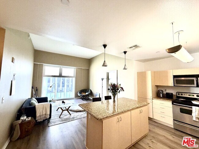 Building Photo - 630 W 6th St