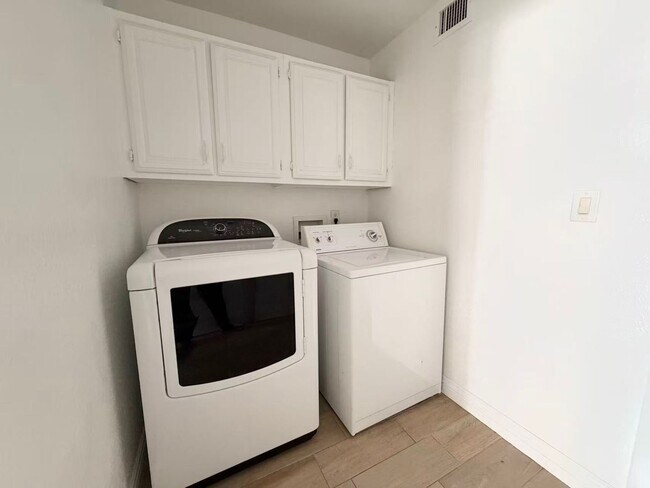 Building Photo - 3174 Bel Air Dr