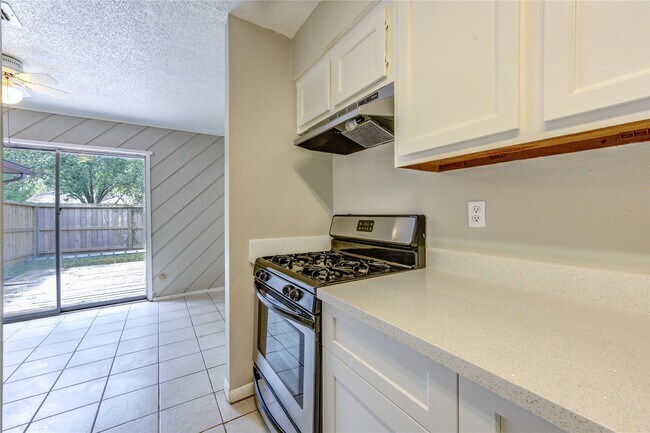 Building Photo - 212 Quaker Dr