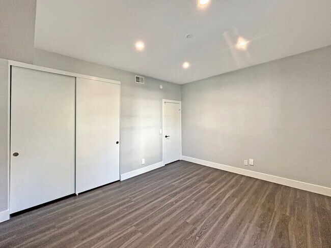 Building Photo - Stunning 2BD/2BA Condo in Bankers Hill W/ ...