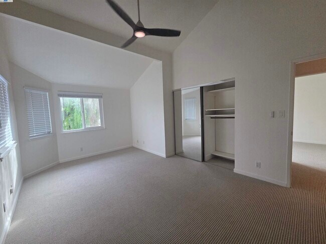 Building Photo - 6084 Vía de los Cerros