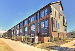 Building Photo - 2204 Northend Dr