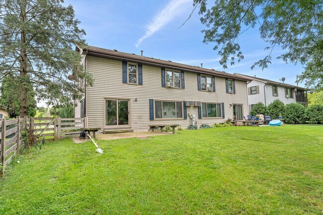 Building Photo - Perfect Townhome with Garage. PETS WELCOME