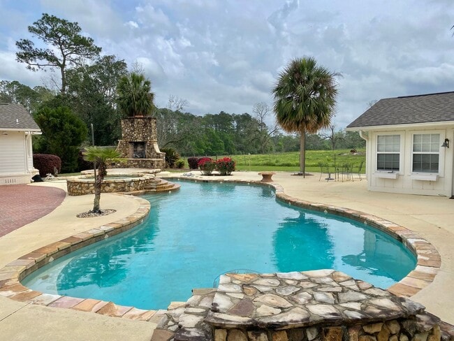 Building Photo - 1407 Camellia Dr