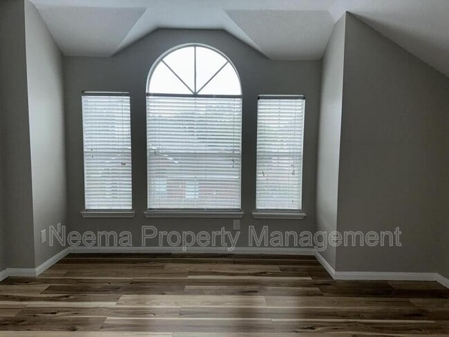 Building Photo - 3230 Vanity Dr
