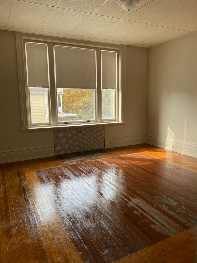 Bedroom - 45 W Diamond Ave