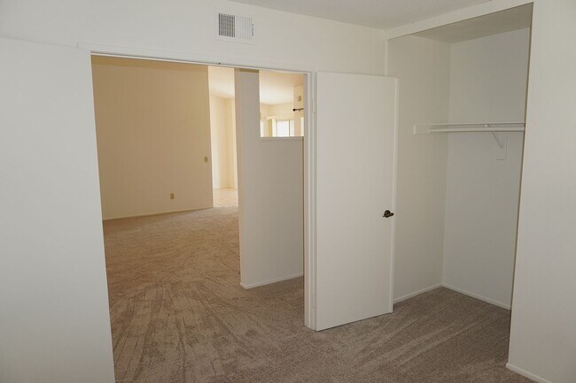 Building Photo - 1366 Fairway Oaks Ave
