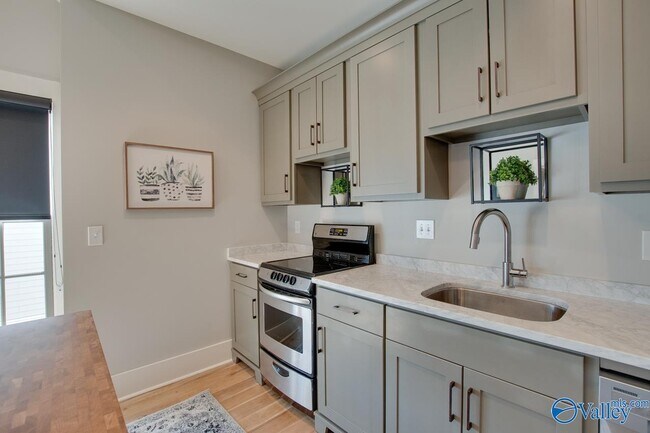 Building Photo - 32 Hillcrest Ave NW