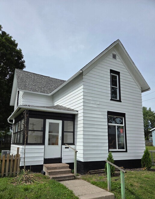 Building Photo - 113 Sargent St