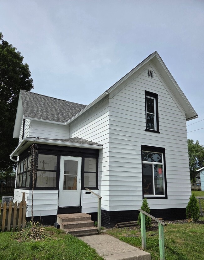 Building Photo - 113 Sargent St