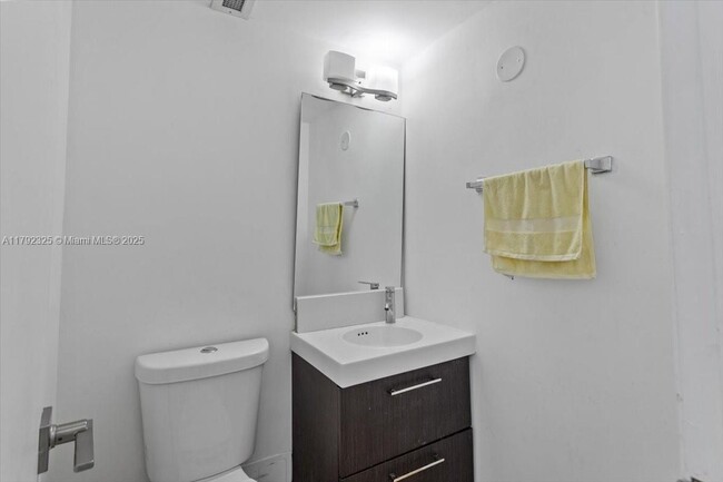 Building Photo - 500 Bayview Dr