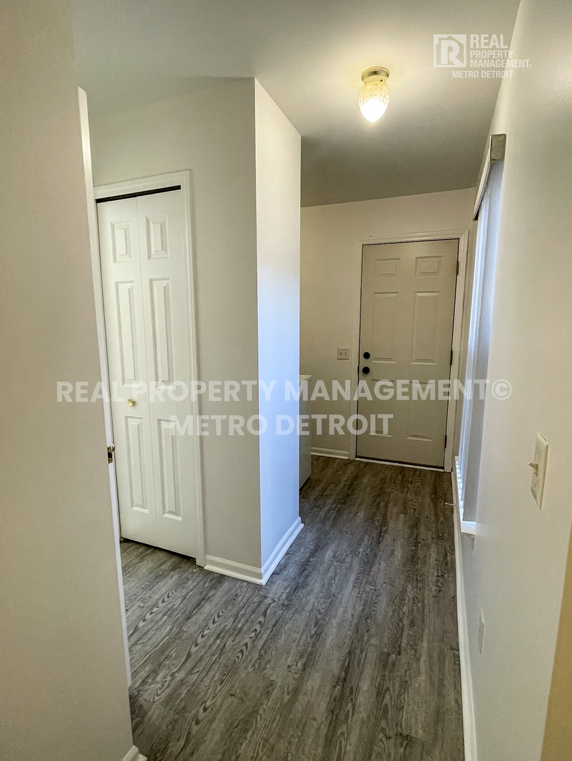 Building Photo - 5560 Seabreeze Ln