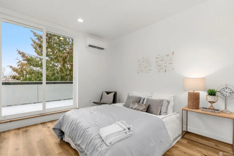 Building Photo - 9429B 18th Ave SW