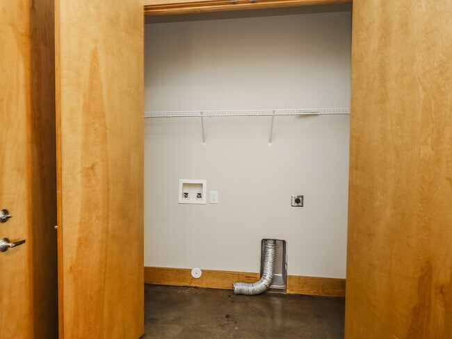 Building Photo - Luxury Downtown Townhome with 2 car Garage!