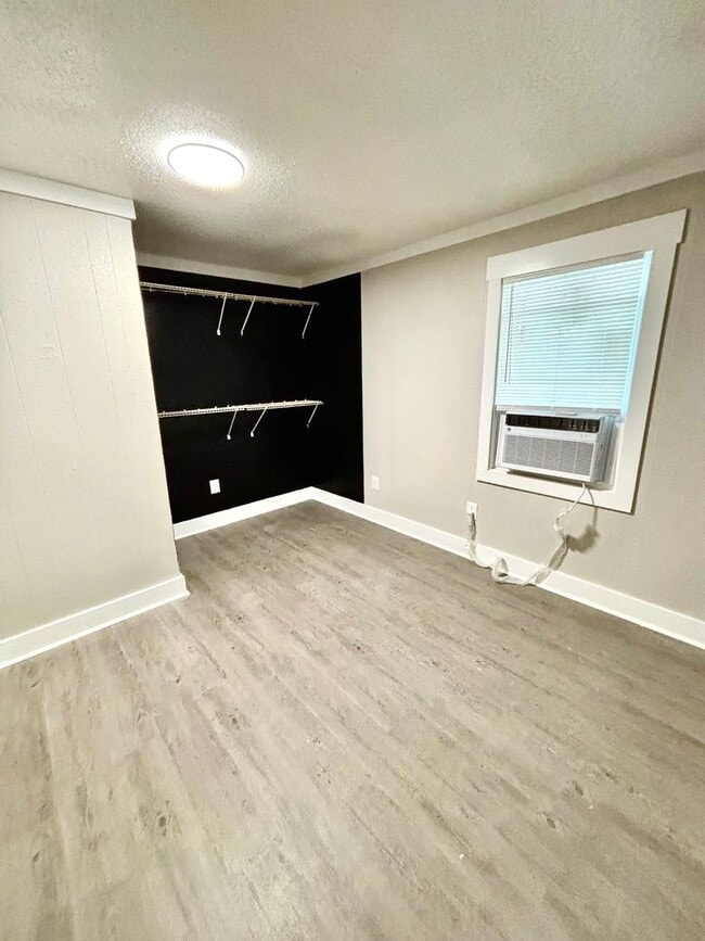 Building Photo - 4818 Morton- Move In Ready!